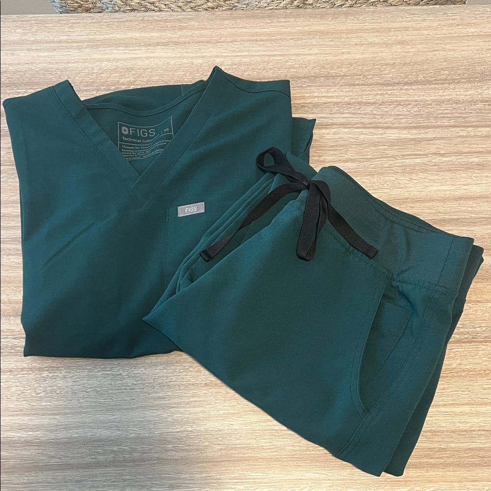 Figs Forest Green Scrub Set. EUC.
